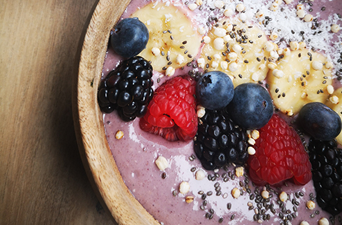 Açaï bowl à la banane et aux fruits rouges