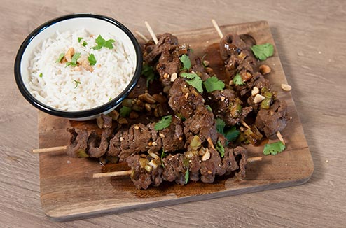 Petites brochettes de bœuf caramélisées à la sauce soja sucrée, aux cacahuètes et à la coriandre fraiche