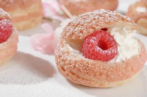 Les petits choux roses garnis de crème Chantilly et de framboises fraîches