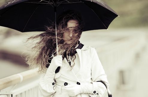 Astuces coiffure : comment éviter les frisottis par temps humide ? 