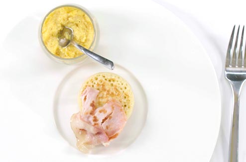 Crumpet, oeufs brouillés & bacon