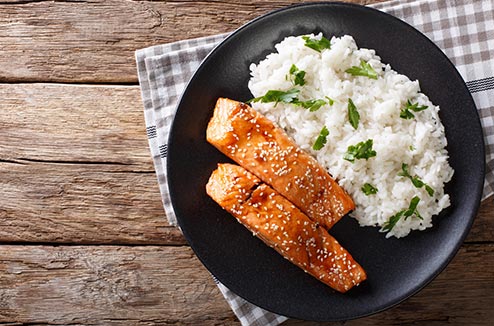 Dos de saumon laqué au miel, aux légumes croquants