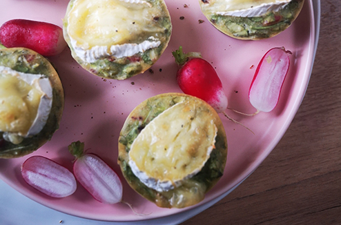 Muffins aux fanes de radis, lardons de bacon et camembert