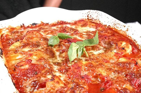 Gratin de gnocchis à la sauce tomate au basilic, gratiné à la mozzarella.