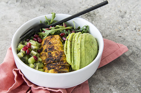 Le green bowl sucré salé au poulet, curry et kiwi