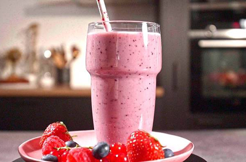 Milkshake au yaourt, fruits rouges, bananes très mures 