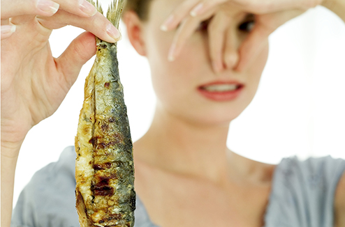 Cuisine : se débarrasser des odeurs tenaces