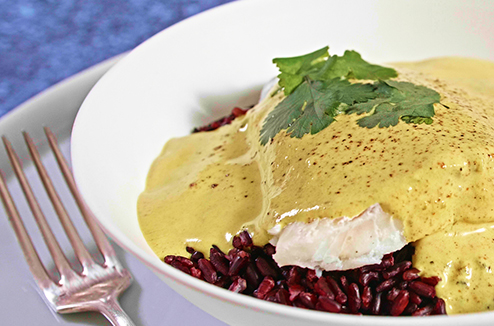 Dos de cabillaud vapeur, sauce au lait de coco, curry et coriandre