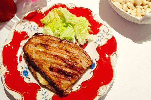 Sandwich fromage de brebis, pommes, miel et amandes avec Optigrill de Tefal