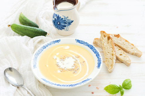 Velouté de pâtisson, bacon croustillant et éclats de noisette 