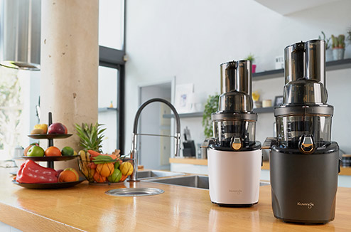 Test REVO 830 : l’extracteur de jus silencieux à double embouchure !