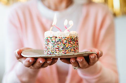 Gâteau d'anniversaire perles multicolores pour 6 personnes