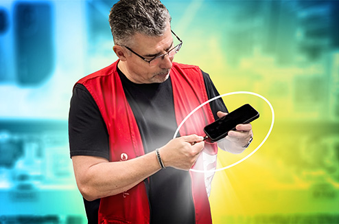 Vendeur Darty débranche un smartphone de son câble