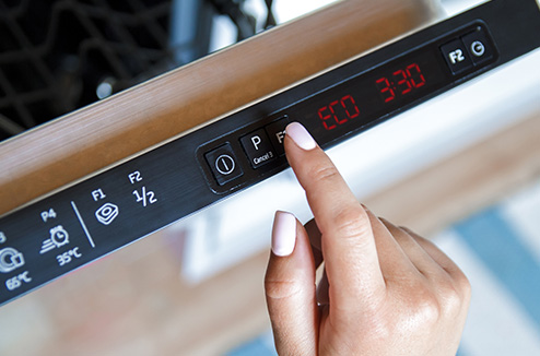 Lave-vaisselle : focus sur les utilisations des différents programmes et options de votre machine