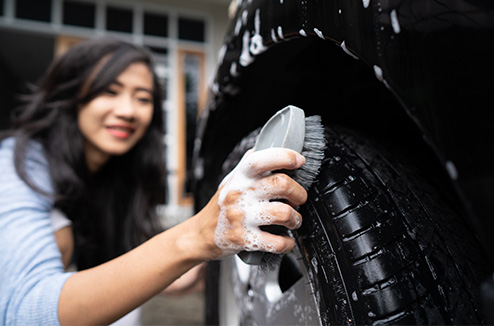Enjoliveurs, sièges, tapis... comment nettoyer sa voiture ?