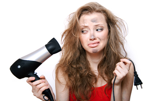 Sèche-cheveux : les erreurs à bannir absolument