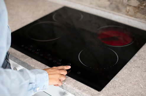 Quelle plaque de cuisson consomme le moins ?