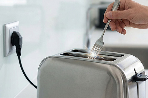 Grille-pain : 7 erreurs à éviter absolument (danger et entretien)